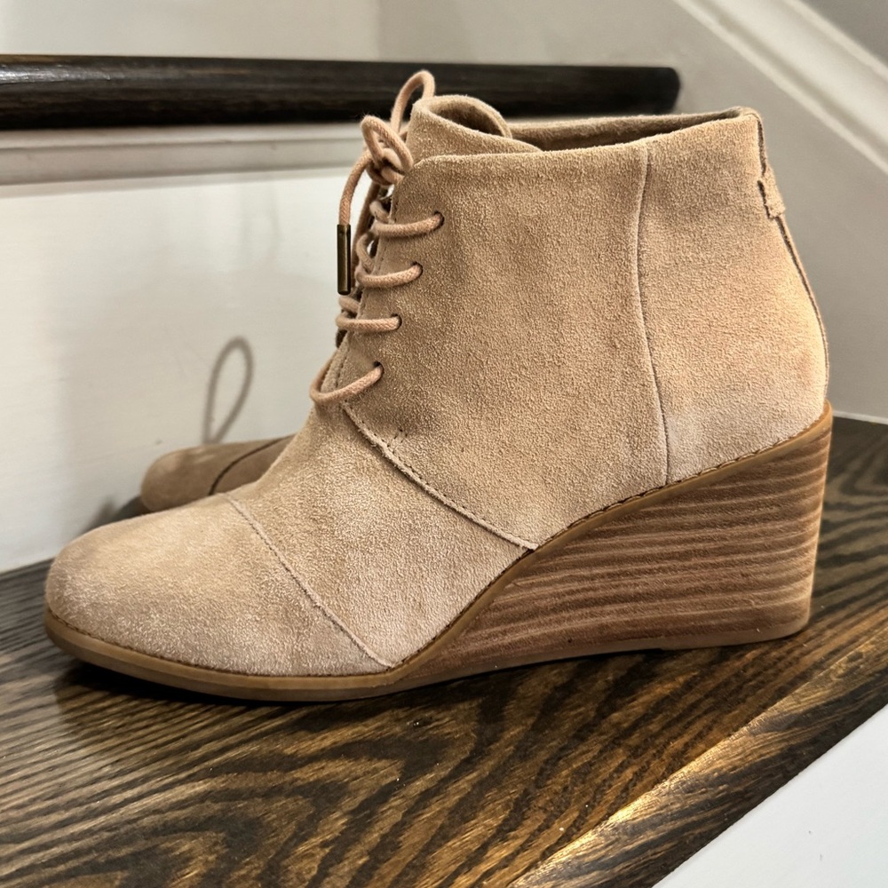 TOMS Women’s Wedge Ankle Booties Suede Leather SIZE 8 Shoes Lace-up Tan